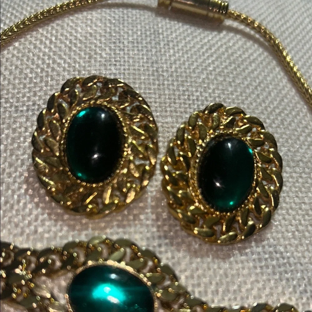 Vintage elegant green and gold jewelry set